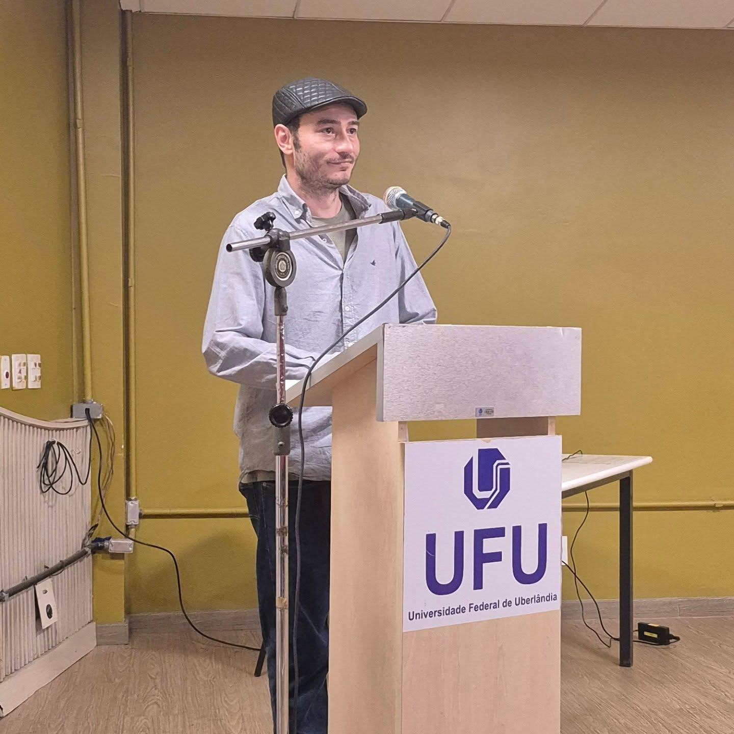 Neymer Guimarães speaking at a podium